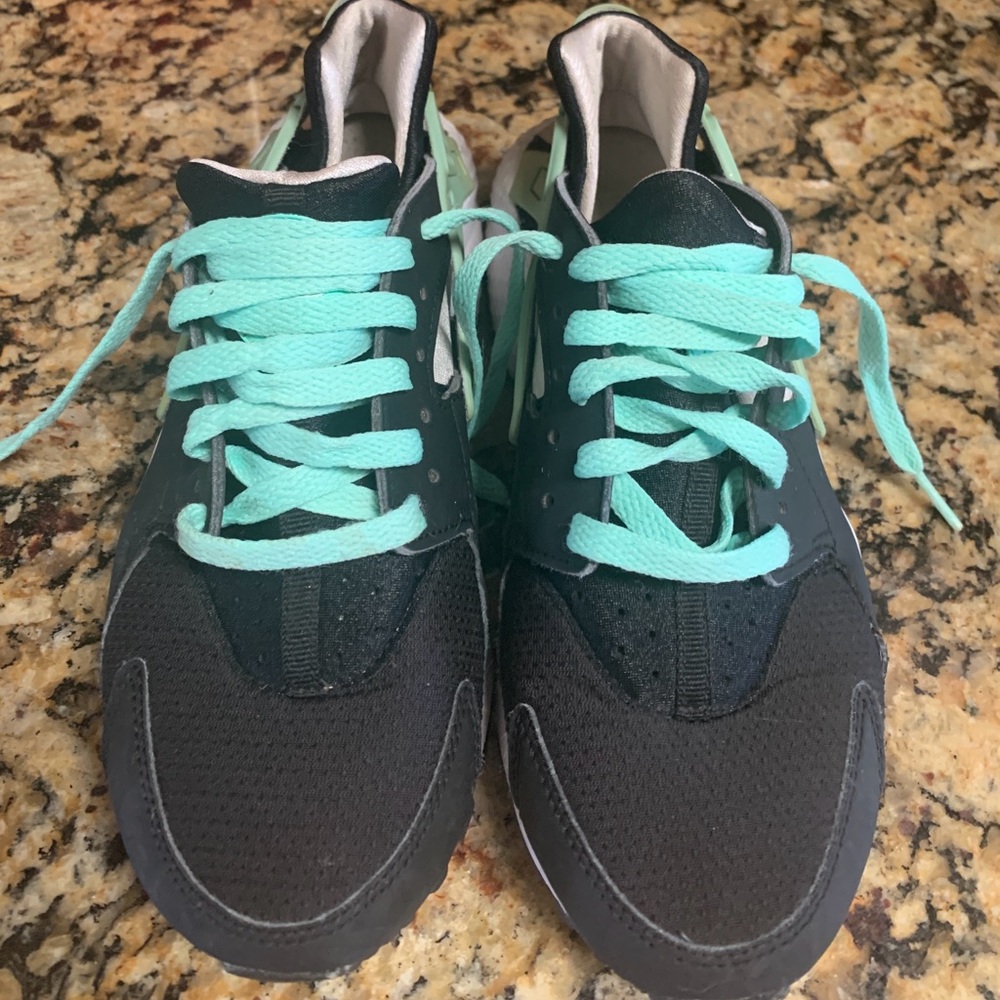 Nike Huarache Black and Green Sneakers with Mesh Upper - Picture 3 of 9